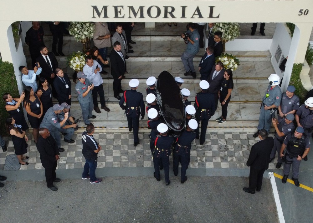 Peti jenazah mendiang bintang sepak bola Brasil Pele tiba di Pemakaman Memorial Santos setelah prosesi pemakaman di Santos, negara bagian Sao Paulo, Brasil,. AFP